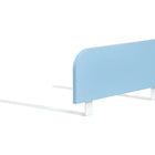 Das KraftKids Bettschutzgitter Rausfallschutz in blau/hellblau bietet sicheren Schlaf für Kinder mit verstellbarer Höhe und einfacher Montage; es ist für ein Kinderbett konzipiert, verfügt über weiße Metallstützen und lässt sich mit einem Kopfteil für zusätzlichen Schutz kombinieren.