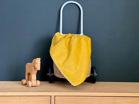 Babydecke Breitcord Senfgelb – Lifestyle