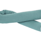 Die Wickeltischrolle Musselin nilblau von KraftKids GmbH ist eine lange, blaugrüne Rolle mit weißem Rand, sanft geschwungen auf weißem Grund - ideal als kuschelige Kantenschutz-Wickelkommode oder für zusätzlichen Komfort.