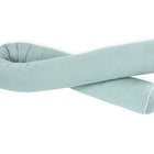 Die KraftKids GmbH Wickeltischrolle Musselin mint, ein hellgrünes Körperkissen aus Stoff mit weißer Paspelierung, ist auf weißem Grund achterförmig geschlungen dargestellt. Dieses wurstförmige Kissen dient auch als Wickeltischrolle.