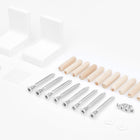 Eine flache Lage von KraftKids Wickelaufsatz weiß (für 160 cm breite HEMNES Kommode, gerade Blende) Montagematerial - weiße Klammern, Hex-Schlüssel, Dübel, Schrauben und Kleinteile - übersichtlich angeordnet. Perfekt für Ihre Wickelstation.