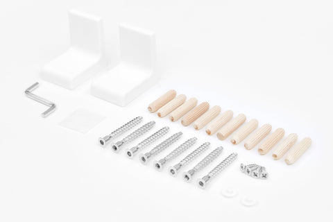 Eine flache Lage von KraftKids Wickelaufsatz weiß (für 160 cm breite HEMNES Kommode, gerade Blende) Montagematerial - weiße Klammern, Hex-Schlüssel, Dübel, Schrauben und Kleinteile - übersichtlich angeordnet. Perfekt für Ihre Wickelstation.