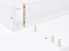 Nahaufnahme des Zusammenbaus der weißen Flatpack-Möbel für eine HEMNES Kommode. Ideal, um mit dem KraftKids Wickelaufsatz weiß für 160 cm breite HEMNES Kommode mit Blende gerade Ausführung eine praktische Wickelstation zu schaffen.