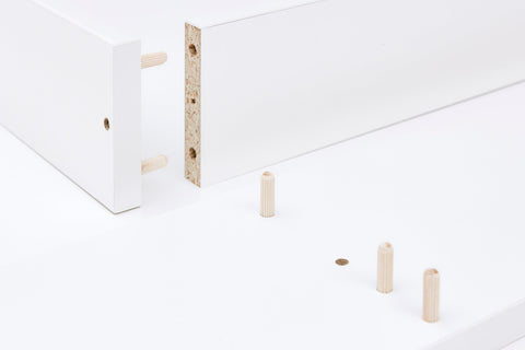 Nahaufnahme des Zusammenbaus der weißen Flatpack-Möbel für eine HEMNES Kommode. Ideal, um mit dem KraftKids Wickelaufsatz weiß für 160 cm breite HEMNES Kommode mit Blende gerade Ausführung eine praktische Wickelstation zu schaffen.