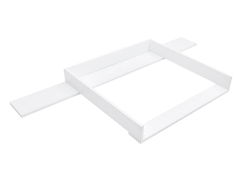 Ein schlichter, weißer Wickelaufsatz von KraftKids in modernem, minimalistischem Stil, passend für die 160 cm breite HEMNES Kommode; hat eine rechteckige Form mit geraden Kanten und verlängerten, flachen Seitenteilen für eine glatte Oberfläche - ideal als Wickelauflage.