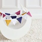 Die KraftKids Wimpelkette Leinen Blau Magenta Gelb ist ein handgefertigtes Accessoire - ideal als liebevolle Kinderzimmer Deko.