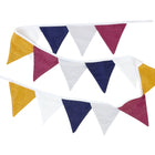 Die Wimpelkette Leinen Blau Magenta Gelb von KraftKids ist handgefertigt und besteht aus bunten, dreieckigen Flaggen in Gelb, Weiß, Blau und Magenta - ideal als fröhliches Kinderzimmer-Deko in zwei Reihen vor weißem Hintergrund.