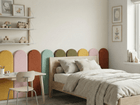 Ein gemütliches, modernes Kinderzimmer mit dem Wandpaneel abgerundet Doppelkrepp von KraftKids als farbenfrohes Kopfteil, einem Holzbett, neutraler Bettwäsche, einem Schreibtisch und Stuhl, Spielzeugregalen, Dekoration mit Tiermotiven und hellen Fenstern - ideal für moderne Inneneinrichtungen.