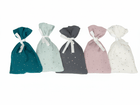 Fünf handgefertigte Musselin-Stoffsäckchen von KraftKids in Grün, Grau, Rosa und Weiß mit goldenen Punkten und weißen Bändern - perfekt als Adventskalender - sind in einer Reihe vor weißem Hintergrund arrangiert.