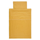 Das KraftKids Bettwäscheset Leinen gelb senfgelb, aus 100% Leinen, mit Kissen- und Bettbezug, ist ordentlich auf weißem Hintergrund arrangiert.