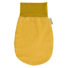 Der KraftKids Strampelsack Herbst Winter Leinen in gelb und senfgelb hat einen leicht strukturierten Stoff, ein dunkleres senfgelbes Bündchen am oberen Rand und ein kleines Stoffschild an der Seite.