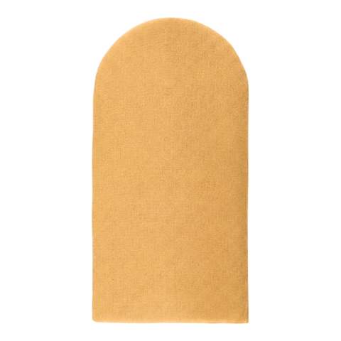 Das KraftKids Wandpaneel abgerundet Leinen ist ein hellbraunes, rechteckiges, gepolstertes Wandpaneel mit einer abgerundeten Oberseite. Es zeichnet sich durch sein minimalistisches Design aus und ähnelt einem einfachen Brotlaib, der vor einem schlichten weißen Hintergrund dargestellt wird.