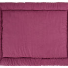 Die KraftKids Krabbeldecke Leinen magenta dunkel ist eine quadratische, dick gepolsterte Bodenmatte in tiefem Magenta, mit getuftetem Rand und glatter Mitte. Ideal neben einem Wickeltisch oder mit Leinen Körbchen für chicen Komfort und Lagerung.