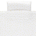 Das Bettwäscheset Musselin gelbe Zitronen von KraftKids ist handgefertigt aus 100% Baumwolle, enthält einen Kissenbezug und überzeugt durch ein frisches Zitronenmuster auf weißem Hintergrund - perfekt für erholsamen Schlaf.