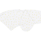 Eine weiße Baby-Wickeldecke mit zartem gelben Blumendruck ist flach und teilweise gefaltet auf einem unifarbenen Hintergrund abgebildet - perfekt abgestimmt auf den KraftKids Stillkissenbezug Musselin gelbe Zitronen für kuscheligen Komfort.