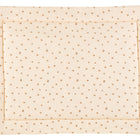 Die KraftKids Krabbeldecke Musselin Kirschen ist eine beigefarbene Steppdecke mit kleinen braunen Blumenmustern, einem breiten Rand und einer weichen Polyestervlies-Füllung. Die bauschige Außenkante unterstreicht das minimalistische KraftKids-Design.