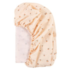 Das KraftKids Spannbettlaken Musselin Kirschen ist ein pfirsichfarbenes Spannbettlaken aus 100% Baumwolle mit Kirschenmuster, weichem Stoff und elastischem Rand - ideal als Kleinkinder-Bettlaken.