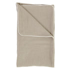 Die KraftKids Babydecke Musselin beige ist eine leichte, hübsch gefaltete Decke mit weißem Rand - perfekt für Ihr Kind.