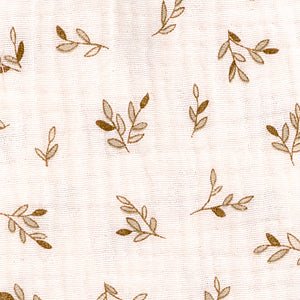 KraftKids Stoff Musselin Zweige Braun MER SSS133 ist ein hellbeiger Stoff aus 100% Baumwolle mit einem gleichmäßig verteilten, minimalistischen Muster aus kleinen braunen Blätterzweigen für einen zarten, zeitlosen Look.