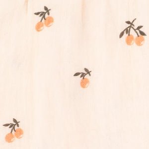 KraftKids Stoff Musselin Kirschen MET SSS135: Off-white 100% Baumwolle mit zeitlosem Kirschenmuster - kleine orangefarbene Früchte mit grünen Blättern, gruppiert in Einer- oder Zweiergruppen - für ein weiches, hochwertiges Gefühl.