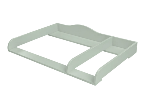 Der KraftKids Wickelaufsatz XXL pastellgrün, extra breit 108 cm mit Trennfach, passt auf 108 cm breite HEMNES und bietet erhöhte Seiten, eine dekorative Rückwand sowie zwei Fächer - ideal als sichere Wickelstation oder mit KraftKids Accessoires.