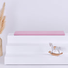 Die KraftKids GmbH Sitzauflage für Ikea TROFAST Musselin rosa verfügt über einen rosafarbenen, doppellagigen Musselinbezug mit weichem Schaumstoffkern, der perfekt zu Ihrem Regal passt. Für zusätzlichen Charme sorgt ein niedliches weißes Pferdespielzeug.