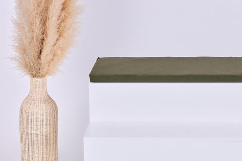 Eine weiße Treppe mit einer KraftKids GmbH Sitzauflage für Ikea KALLAX Regal in Doppelkrepp Grün Herbstgrün als bequemes grünes Kissen.