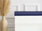 Eine hohe Vase mit Pampasgras steht neben einer weißen Bank mit der KraftKids GmbH Sitzauflage für Ikea TROFAST Leinen blau dunkelblau, die vor einer getäfelten weißen Wand für ein ruhiges, gemütliches, handgemachtes Europa-Gefühl sorgt.