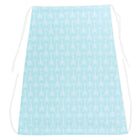 Die KraftKids-Schürze "Sonnensegel weiße Pfeile auf Mint" zeigt weiße Pfeilmuster auf hellblauem Grund, mit sichtbarer weißer Halsschleife und Bändern. Flach auf weißem Hintergrund ausgestellt, ist sie perfekt für Fans des Baumwollesonnensegel-Stils.