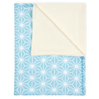 Die Babydecke "weiße Diamante auf Pastell Blau" von KraftKids aus Baumwolle zeigt ein weißes Diamantmuster auf pastellblauem Grund und eine einfarbig cremefarbene Rückseite, präsentiert vor weißem Hintergrund.