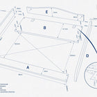Bauplan im Blaudruck-Stil für den KraftKids Wickelaufsatz für HEMNES & IDANÄS schmal, mit beschrifteten Holzteilen (A-E), Zentimetermaßen, Schraubenpositionen, einer Vergrößerung der Metallhalterung und einer mehrsprachigen Anleitung.