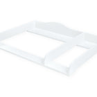 Der KraftKids Wickelaufsatz XXL extra breit mit Trennfach für HEMNES ist ein weißer Wickelaufsatz aus Holz mit hochgezogenen Rändern und zwei Fächern, perfekt für die Organisation von Babyartikeln auf Ihrer Kommode oder Wickelkommode.