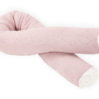 Das KraftKids Wickeltischumrandung Musselin goldene Punkte auf Rosa ist ein rosafarbenes U-förmiges Kissen mit goldenen Punkten und weißen Enden, ideal als Umstandskissen oder Körperkissen, abgebildet auf weißem Hintergrund.