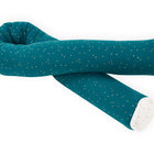 Das KraftKids Wickeltischumrandung Musselin goldene Punkte auf Petrol ist ein tealfarbenes zylindrisches Körperkissen mit goldenen Punkten und cremefarbenen Enden, das in einer S-Form vor einem weißen Hintergrund gewickelt ist.