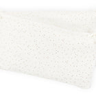 Zwei KraftKids Bettumrandung Nestchen aus weißem Musselin mit goldenen Punkten und Stoffbändern an den Ecken sind leicht überlappend vor weißem Hintergrund gestapelt - ideal für mehr Nestwärme im Babybett.