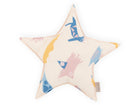Das KraftKids Sternkissen Musselin Zoe's Dinosaurier auf Beige ist ein sternförmiges Kissen mit beigem Hintergrund und bunten abstrakten Dinosaurier-Motiven sowie einem kleinen beigen Stoffanhänger - ideal für jedes Kinderzimmer.