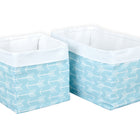KraftKids Körbchen weiße Pfeile auf Blau: Zwei quadratische, handgenähte Baumwollkörbchen mit weißen Innenflächen und blauem Außenstoff samt weißen Pfeilen. Perfekt für den Wickeltisch. Zwei Größen, ineinander verschachtelt, mit umgeschlagenem weißem Rand.