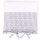 Der KraftKids Bezug für Wickeltischauflage weiße Pfeile auf Grau ist ein 100% Baumwolle, waschbar Stoffbezug mit weißer Oberseite, grauer Unterseite mit weißem Pfeilmuster und zwei gebundenen Schleifen für einfache Pflege und Stil.