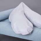 Das KraftKids qualitäts Stillkissen Karo grau, ein großes ergonomisches U-förmiges Stillkissen mit hellgrauem Karomuster, ruht auf einer hellblauen Polsterbank vor grauem Hintergrund.