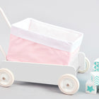 Das Körbchen kleine Blätter rosa auf Weiß von KraftKids, ein weißes Spielzeugkörbchen mit rosa blattgemustertem Stoff, wird neben pastellfarbenen Spielzeugblöcken mit Zahlen und Mustern auf hellgrauem Hintergrund gezeigt.