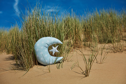 Maan- en sterwitte diamanten op pastelblauw