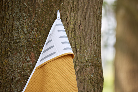 Handdoek met capuchon grijze lijnen op witte wafelpiquémosterd