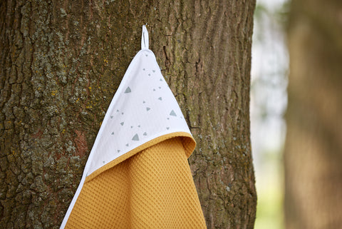 Handdoek met capuchon afgeronde driehoeken grijze wafel piqué mosterd