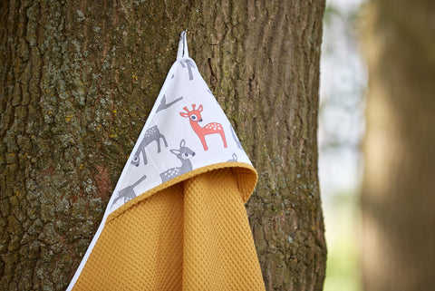 Handdoek met capuchon klein reekleurig grijs oranje op witte wafel piqué mosterd