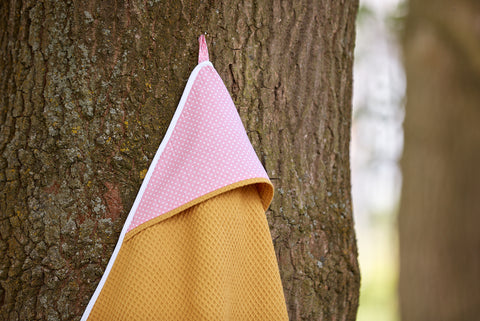 Handdoek met capuchon, witte stippen op koraalroze wafelpiquémosterd