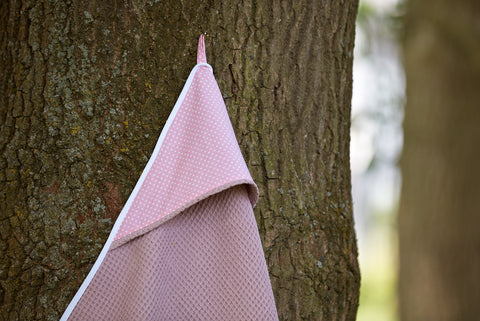 Handdoek met capuchon witte stippen op koraalroze wafelpiquéroze