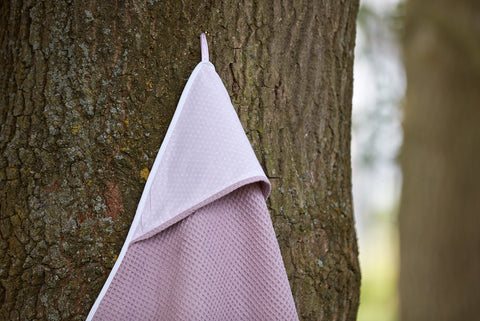 Handdoek met capuchon witte stippen op roze wafelpiquéroze