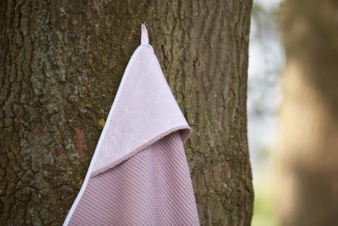 Handdoek met capuchon witte halve cirkels op pastelroze wafelpiquéroze