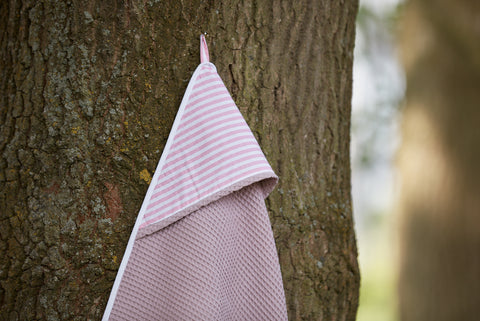 Handdoek met capuchon strepen roze wafel piqué roze