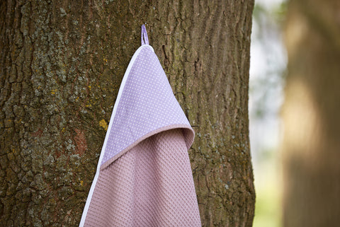 Handdoek met capuchon witte stippen op paars wafelpiquéroze